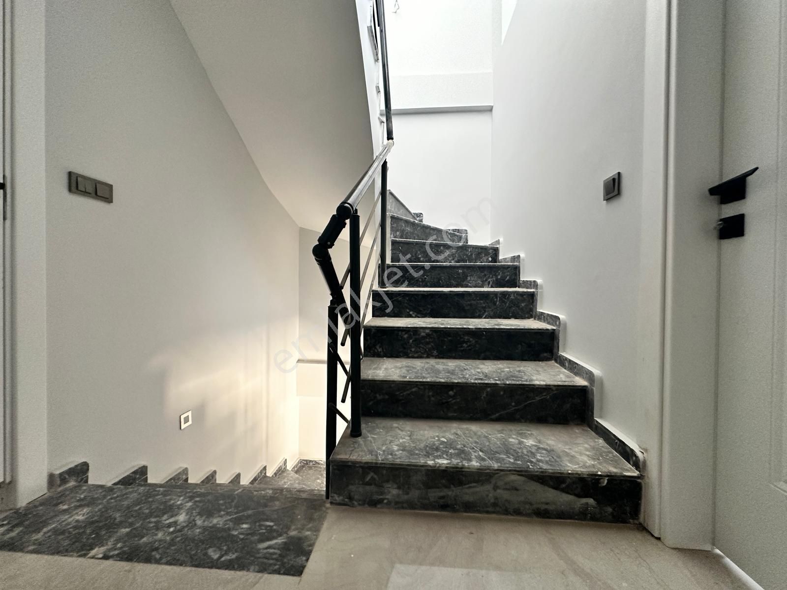 Seferihisar Doğanbeyde 4+1 Satılık Villa Tamamen Müstakil Bahçeli Köşe Villa - Görsel 28