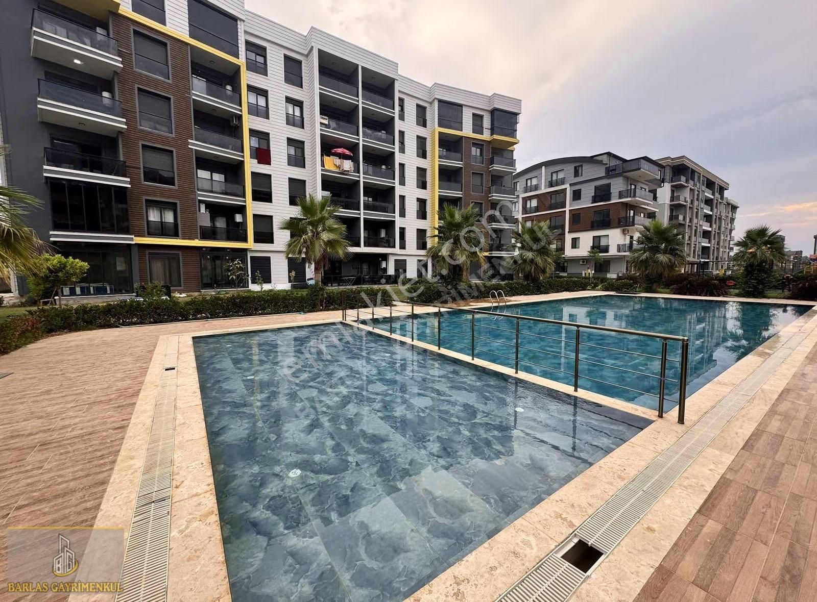 Altıntas Mahallesinde Havuzlu İskanlı Satılık 1+1 Daire