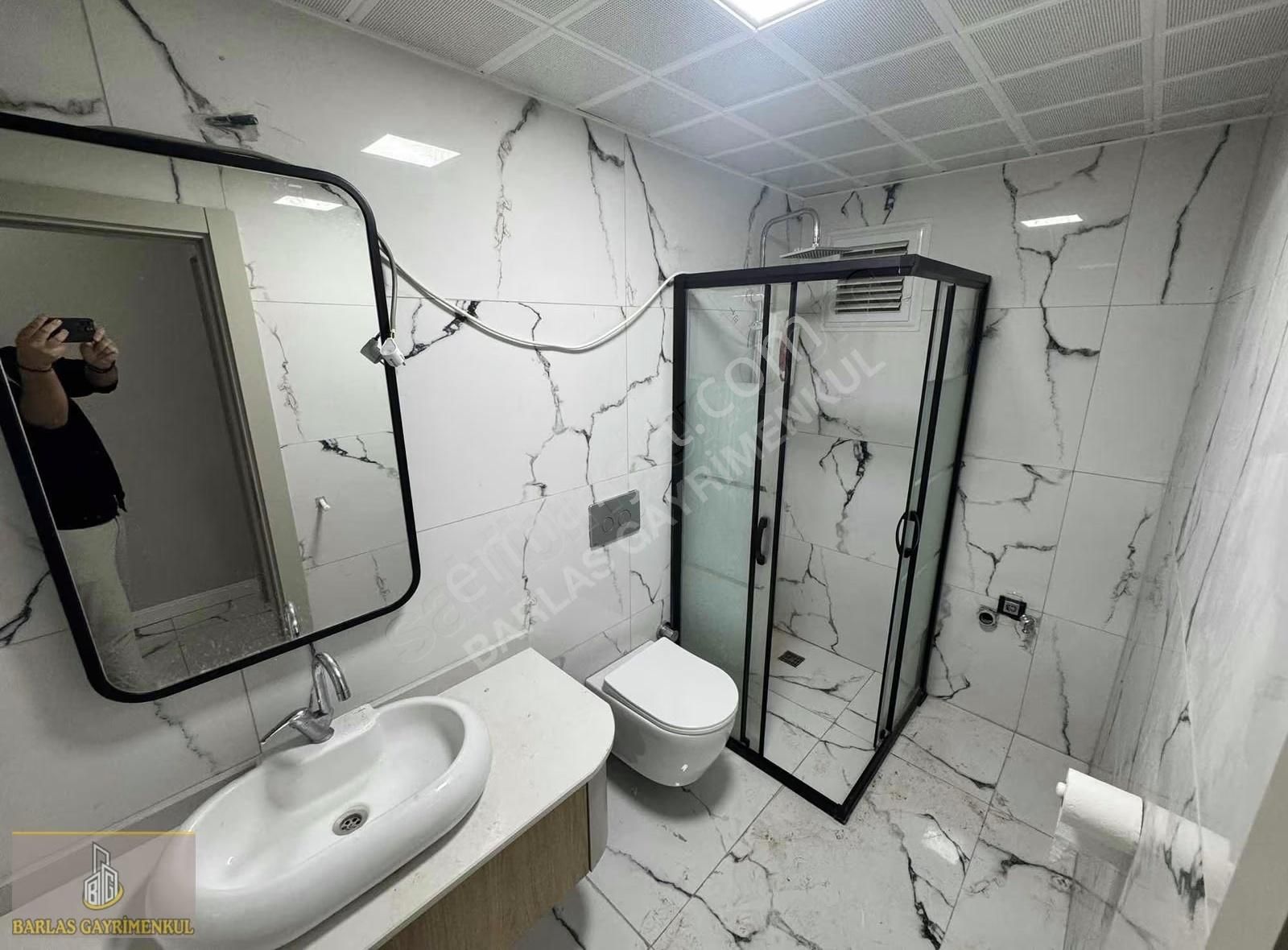 Altıntas Mahallesinde Havuzlu İskanlı Satılık 1+1 Daire - Görsel 18