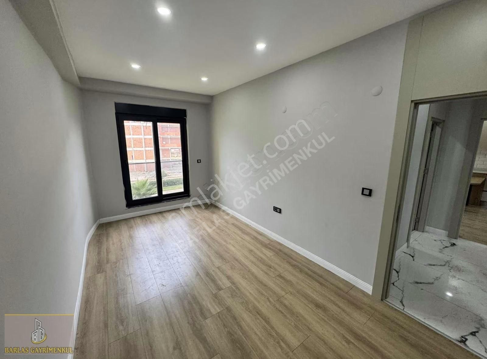 Altıntas Mahallesinde Havuzlu İskanlı Satılık 1+1 Daire - Görsel 19