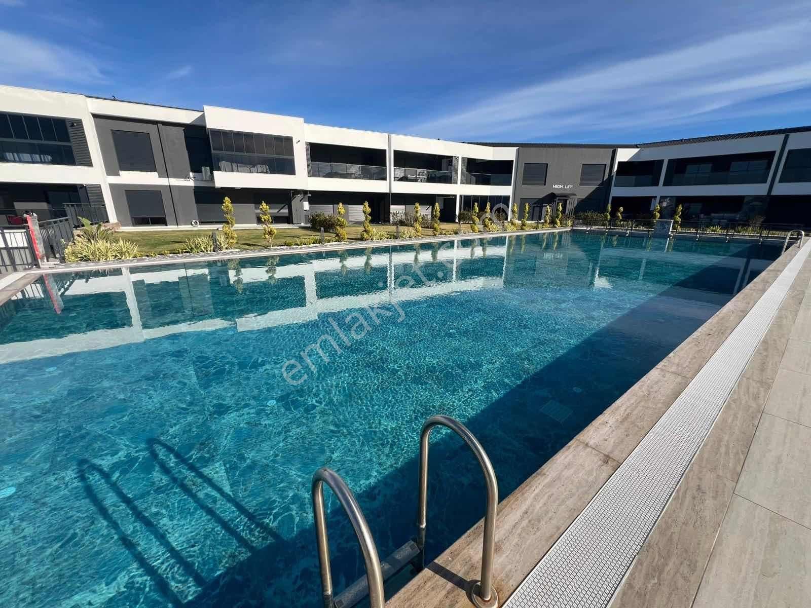 Kuşadası Kadınlar Denizinde Satılık Deniz Manzaralı 1+1 Daire