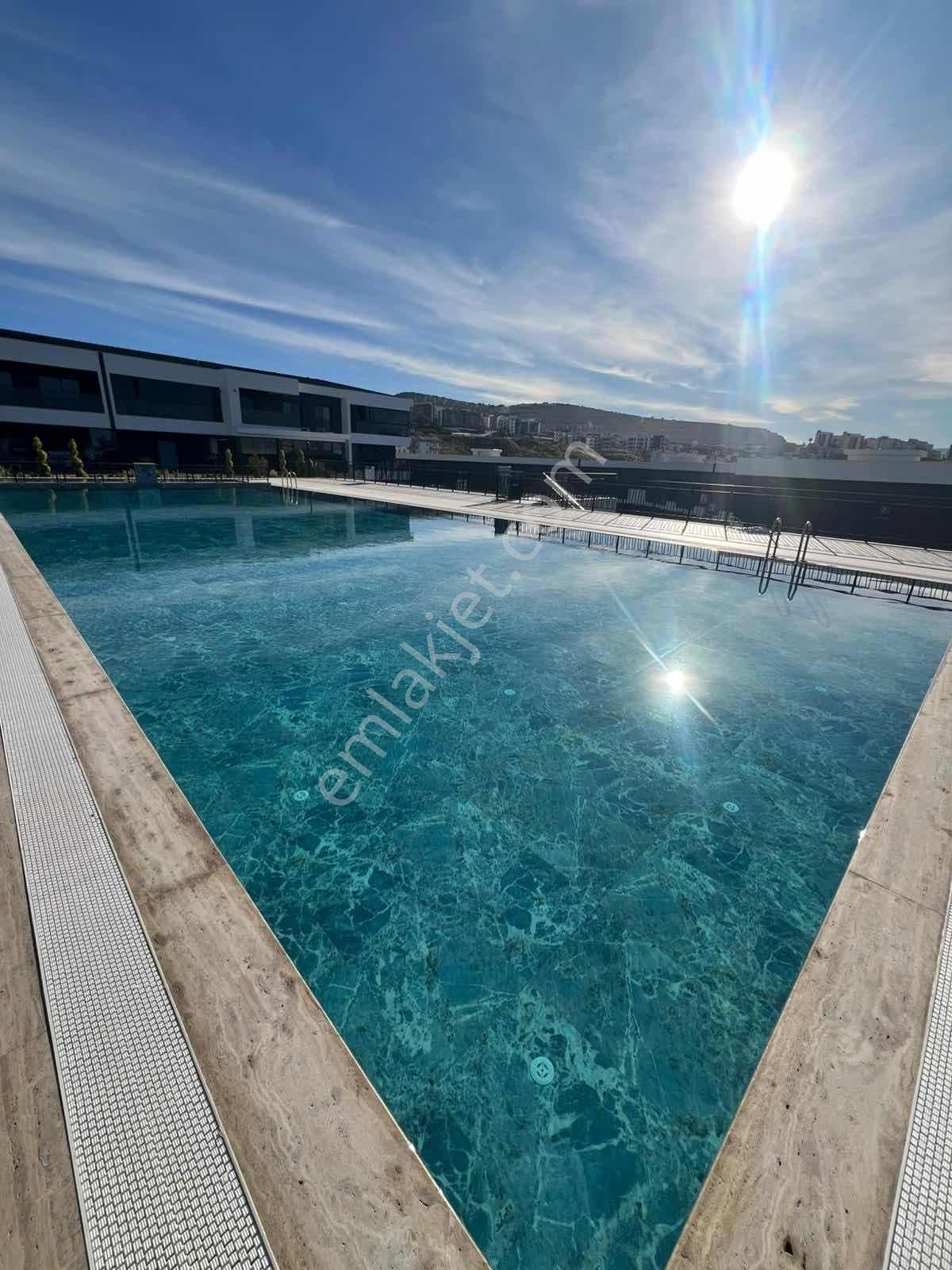 Kuşadası Kadınlar Denizinde Satılık Deniz Manzaralı 1+1 Daire - Görsel 3