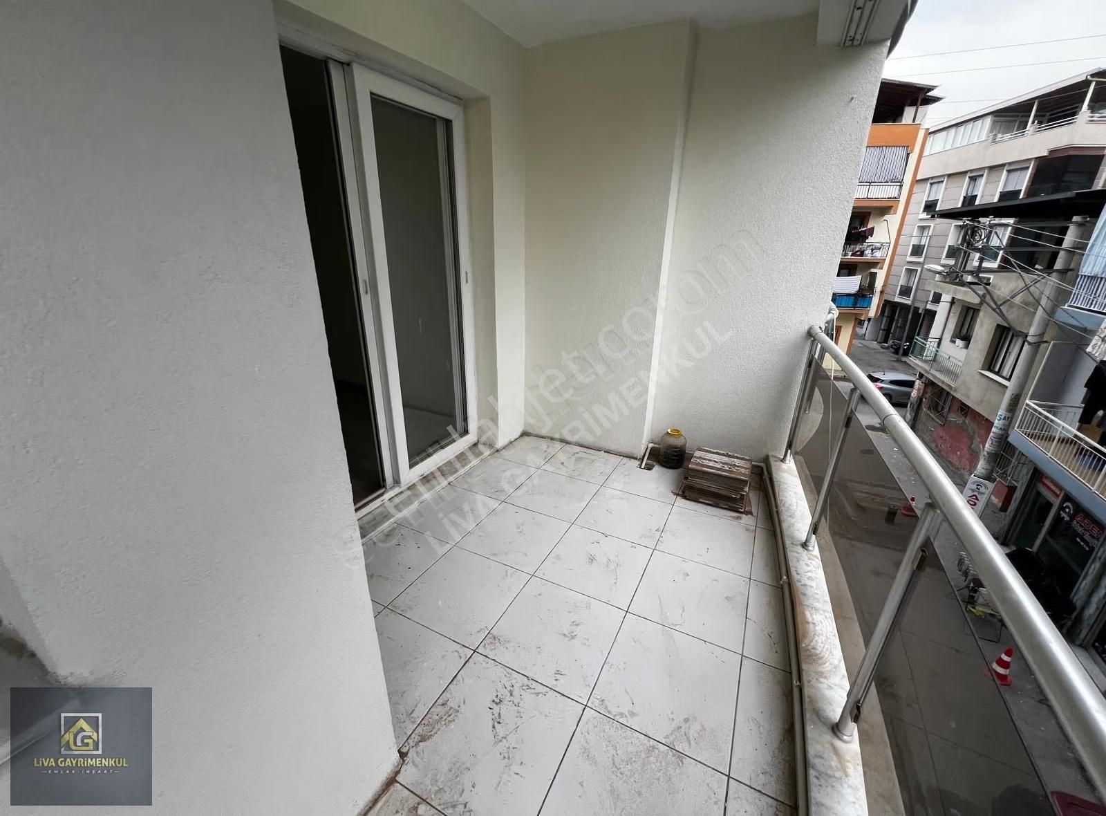 Liva'dan Metro Karşısı Arakat Balkonlu Geniş 3+1 Satılık - Görsel 5