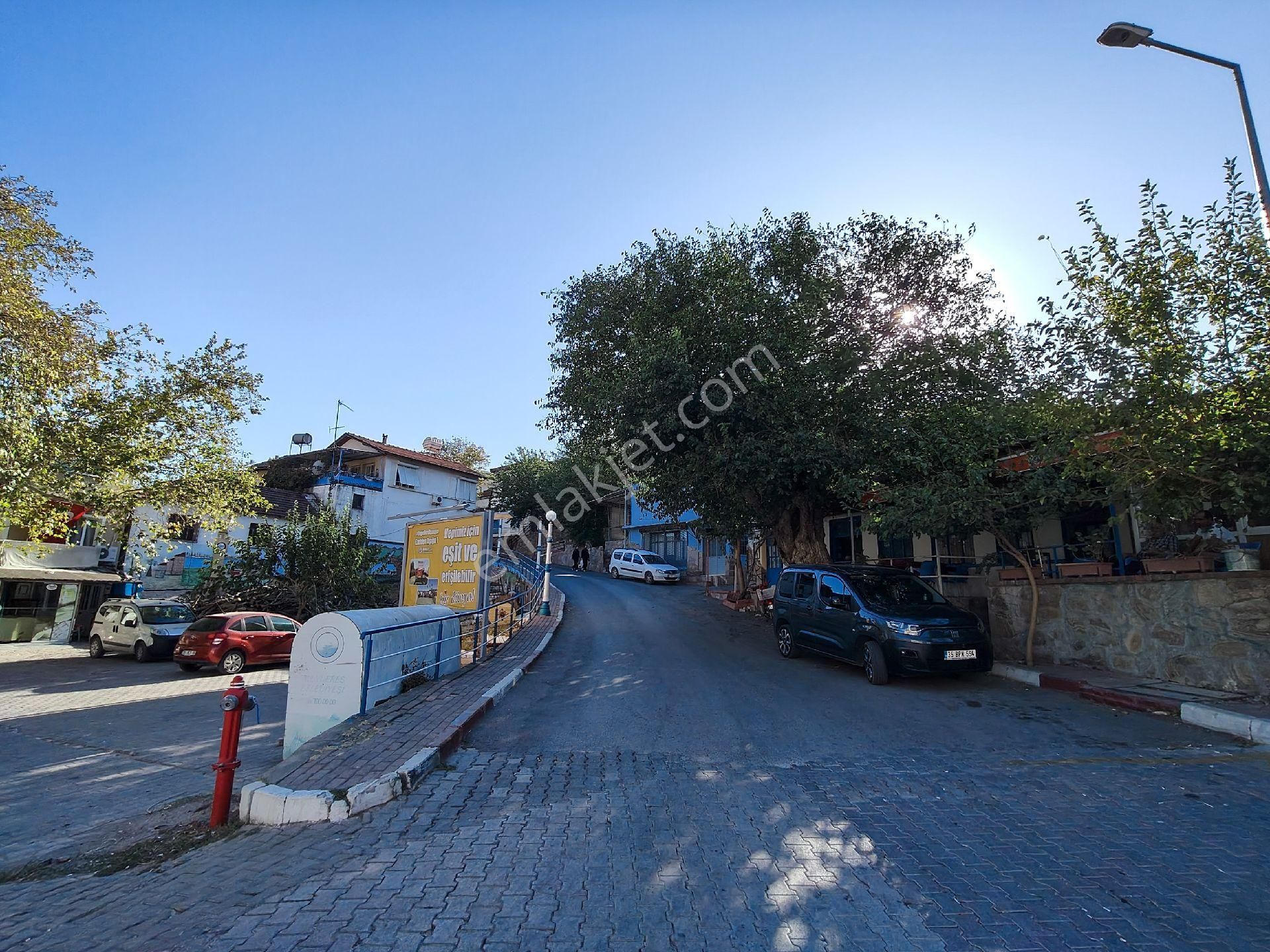 İçinde 2 Daire 2 Dükkan Olan Yatırımlık Arsa - Görsel 3