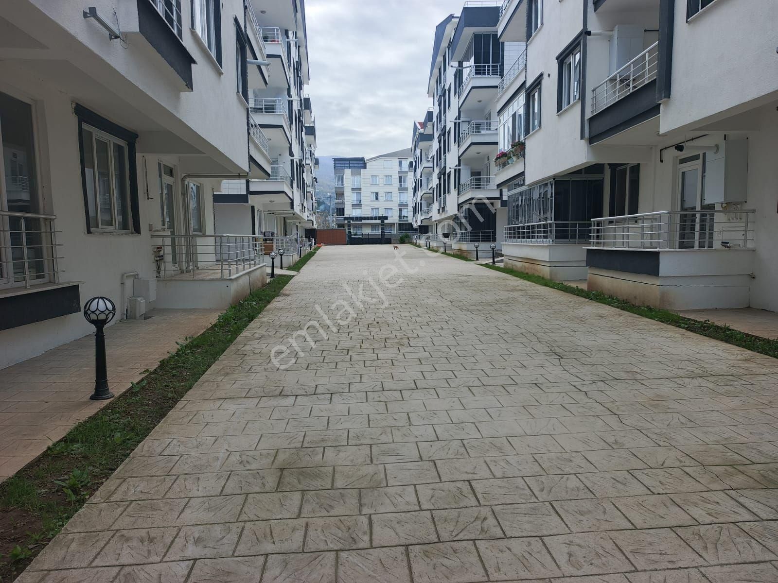 Yalova Çınarcık Teşvikiye Plajlar Mevkiinde Temiz Havası İle Ön Plana Çıkan Site İcinde Havuzlu - Görsel 24