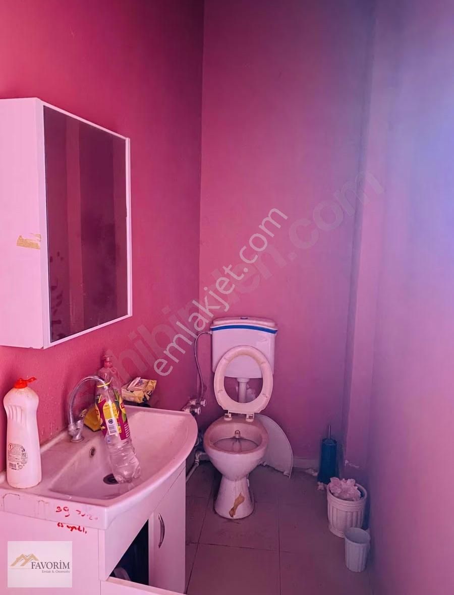 Karacaahmet Caddesi Üzerinde Köşe Dükkan