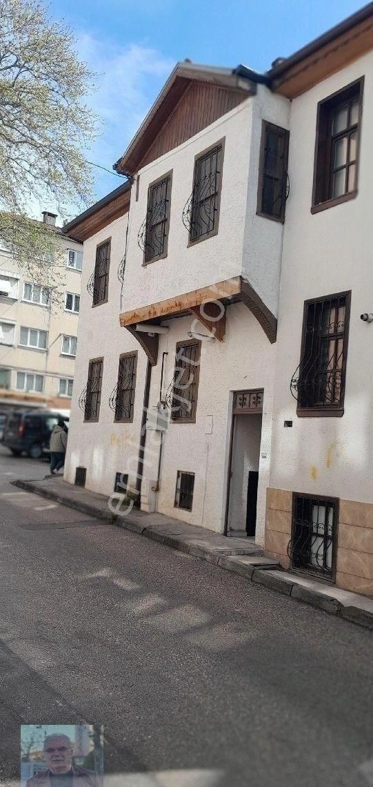 Şehrin Merkezinde Cadde Üzerinde Üç Bölümden Oluşan Tarihi Satılık Bina - Görsel 4