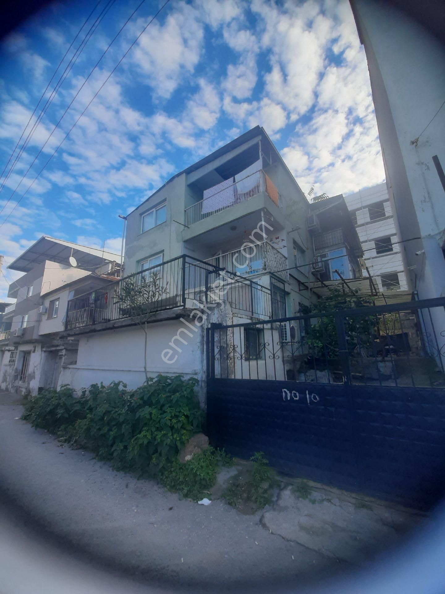 Bayraklı Gümüşpala Mahallesi’nde 3 Katlı Satılık Bina