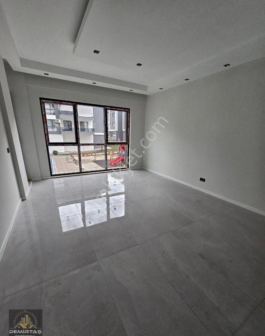 Yenişafakta Site İçinde Satılık Arakat Daire