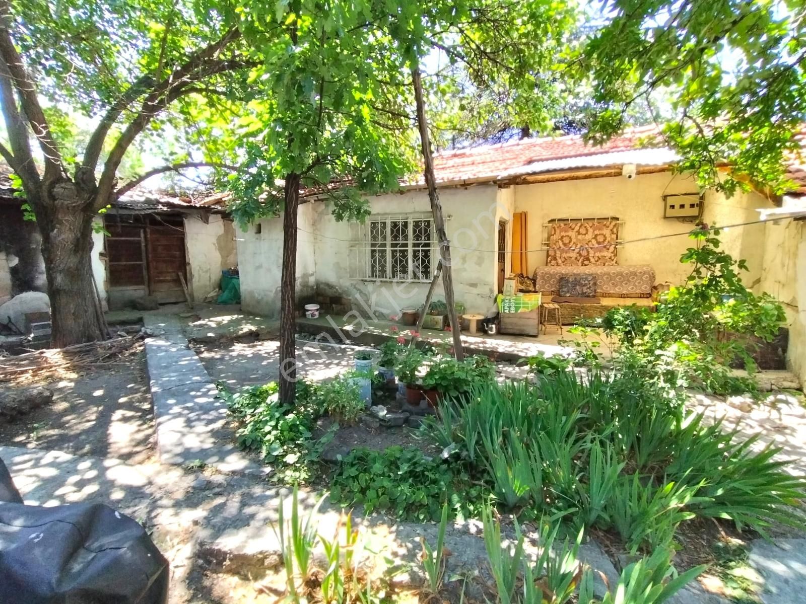 Beypazarı Çarşı Merkezde Satılık Bahçeli Müstakil Ev