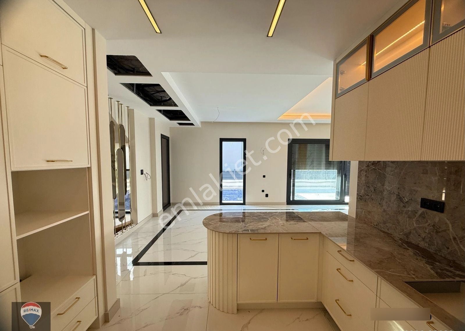 Kuşadasında Satılık Müstakil, Özel Havuzlu, Ve Otopaklı Lüks 4+1 Sıfır Villa - Görsel 7