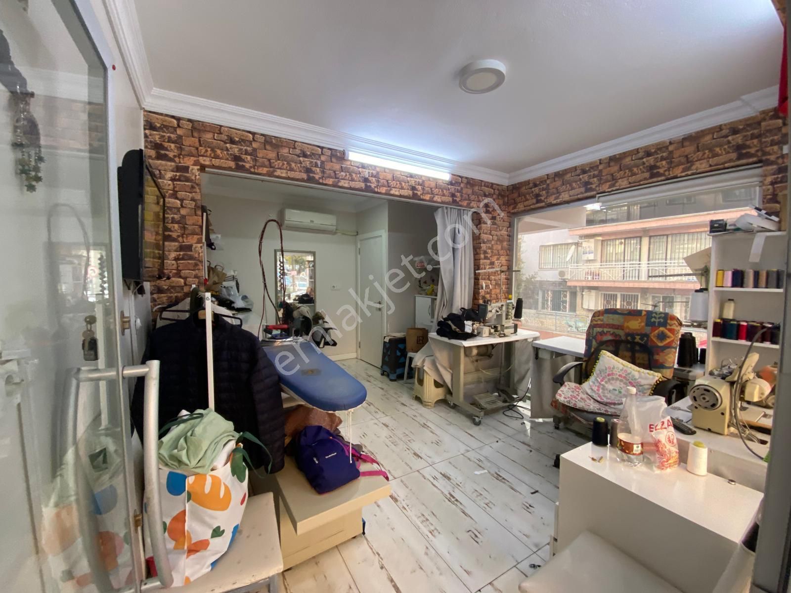 Acill Buca İşçievleri Yiğitler Mah.de 20m2+10m2 Avlulu Otomatik Panjurlu Satılık Dükkan