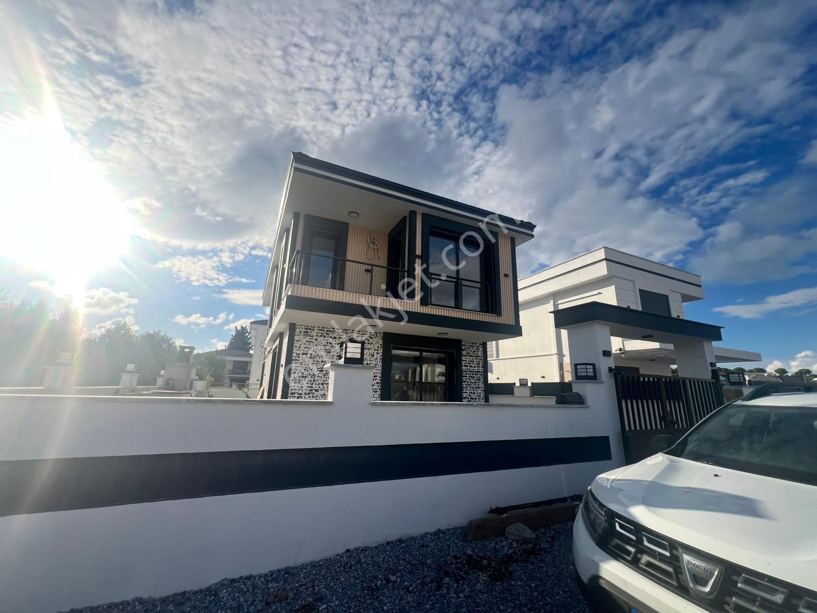 Hisar Sağtur’da 3+1,tam Müstakil Ayrı Mutfak , Havuzlu Villa