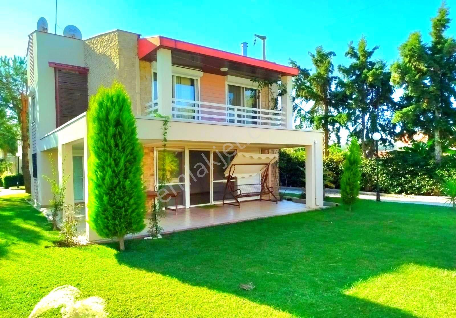 Kuşadası Sahil Sitelerinde Plaja Yakın Havuzlu Sitede Tek Müstakil Villa