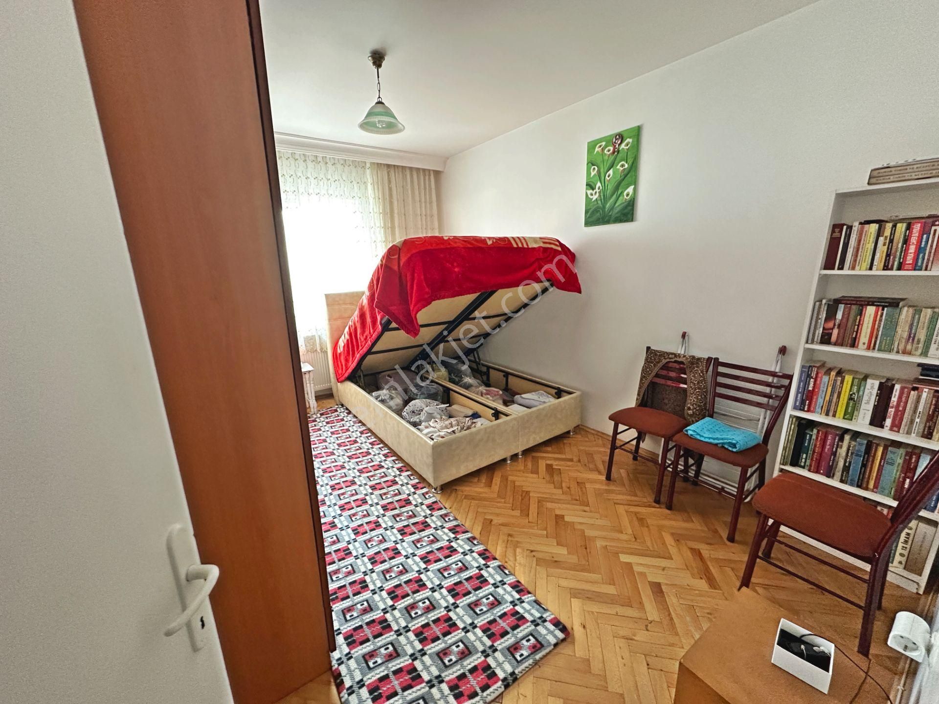 Hocalı Cadde Yakınında Ara Katta Çift Balkonlu 3+1 Satılık Daire - Görsel 12