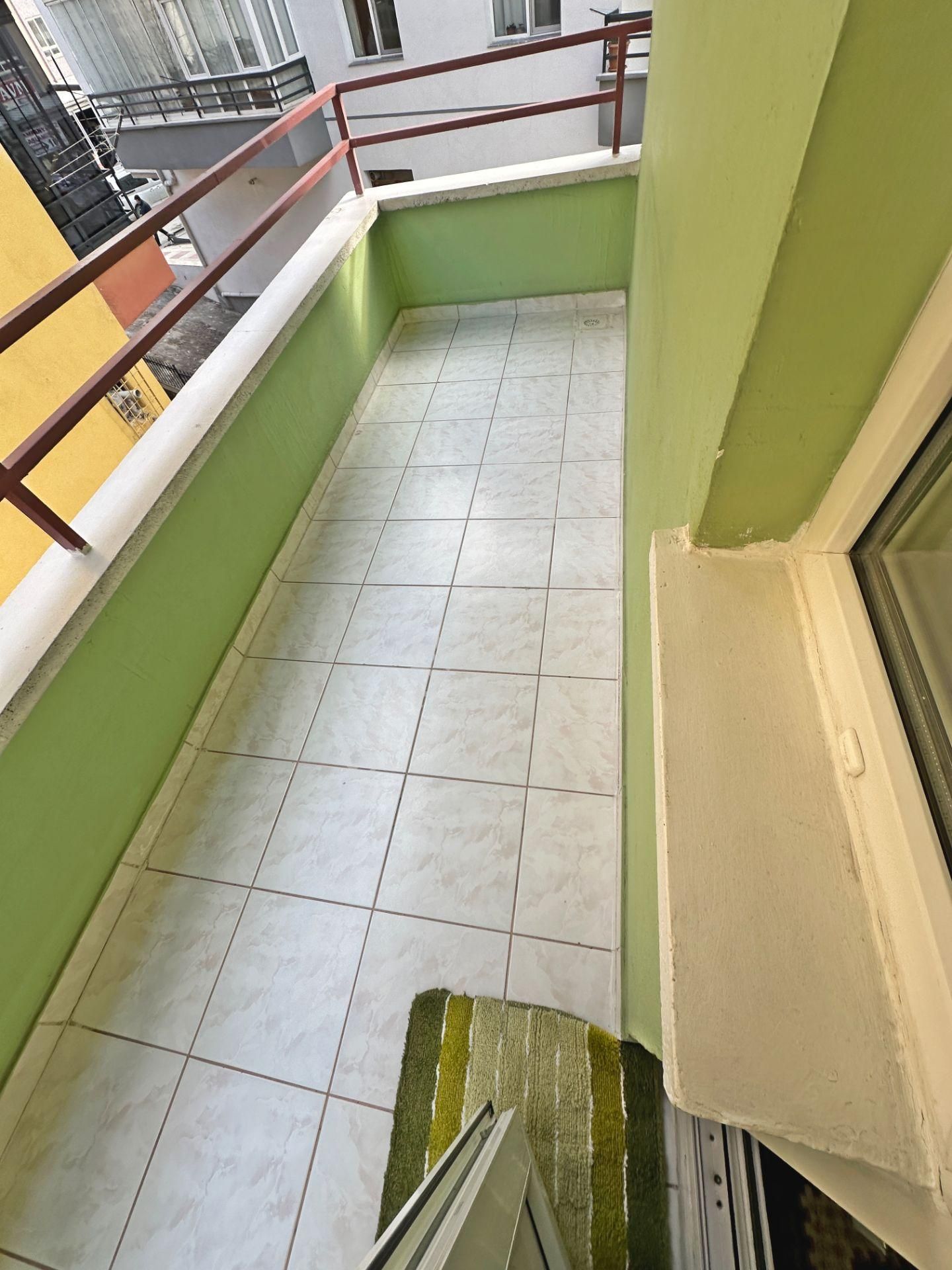 Hocalı Cadde Yakınında Ara Katta Çift Balkonlu 3+1 Satılık Daire - Görsel 3