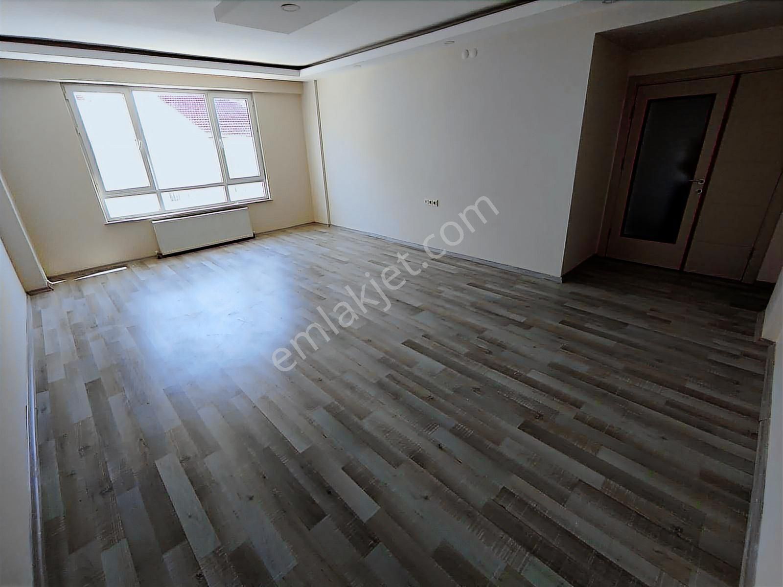 Fazelden Tombakzade Tramvaya 2 Dk Asansörlü İskanlı 3+1