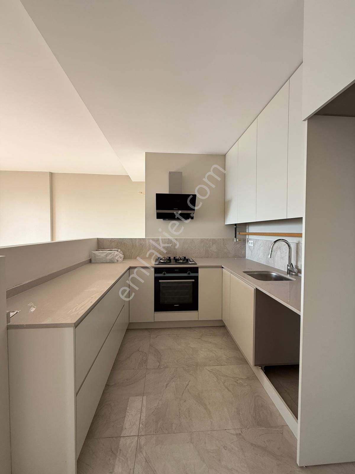 İz'den Pınar Mahallesin'de Havuz Konseptli Ultra Lüx Kaçmaz Daire