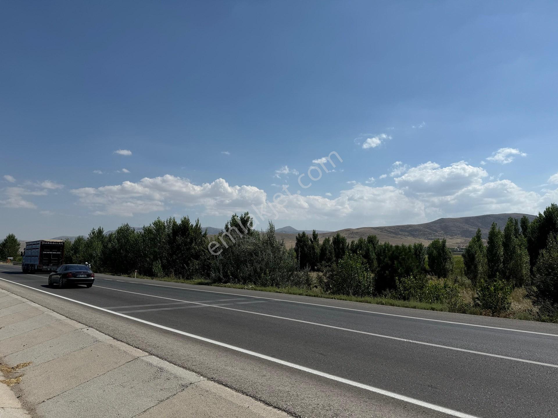 Kadınhanı Konya Afyon Yolu Üzerinde Satılık Arazi