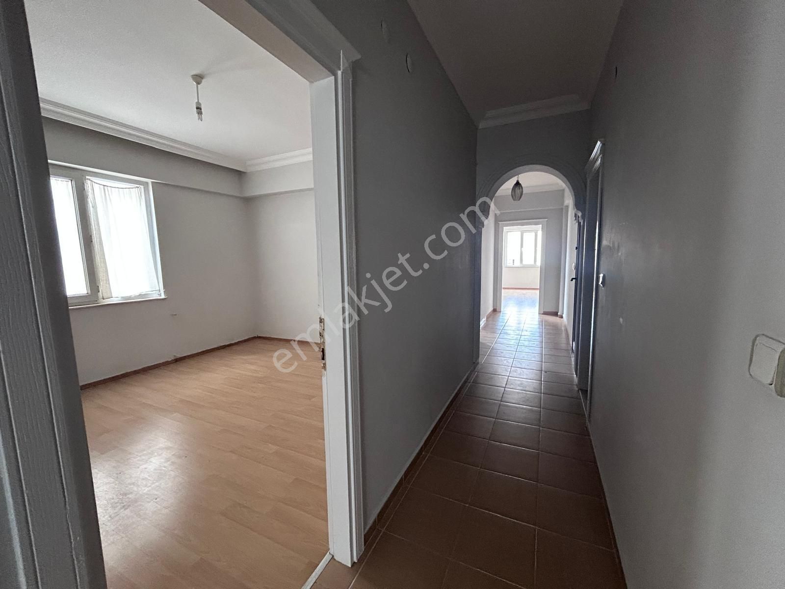 Şafak Mahallesi Cadde Üzeri Geniş 3+1 Ara Kat Kiralık Daire - Görsel 3