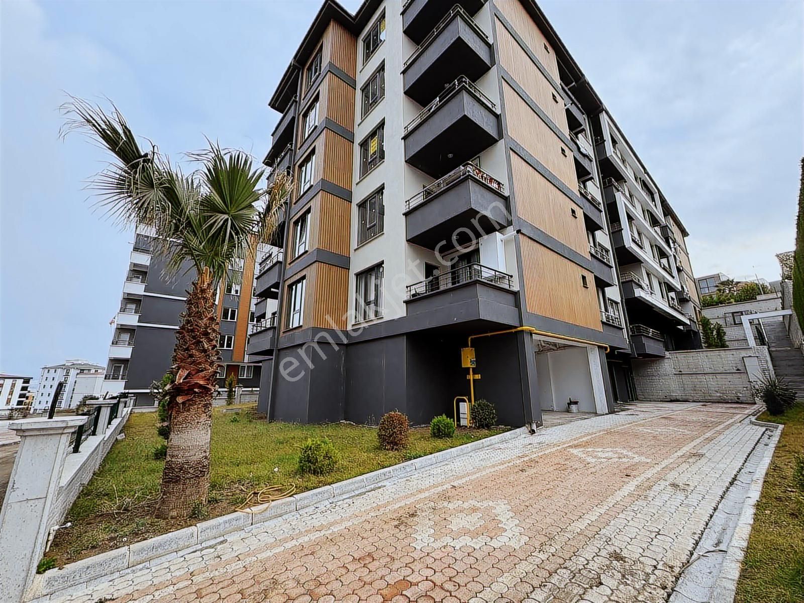 Eşyalı Havuzlu Site İçinde 1+1