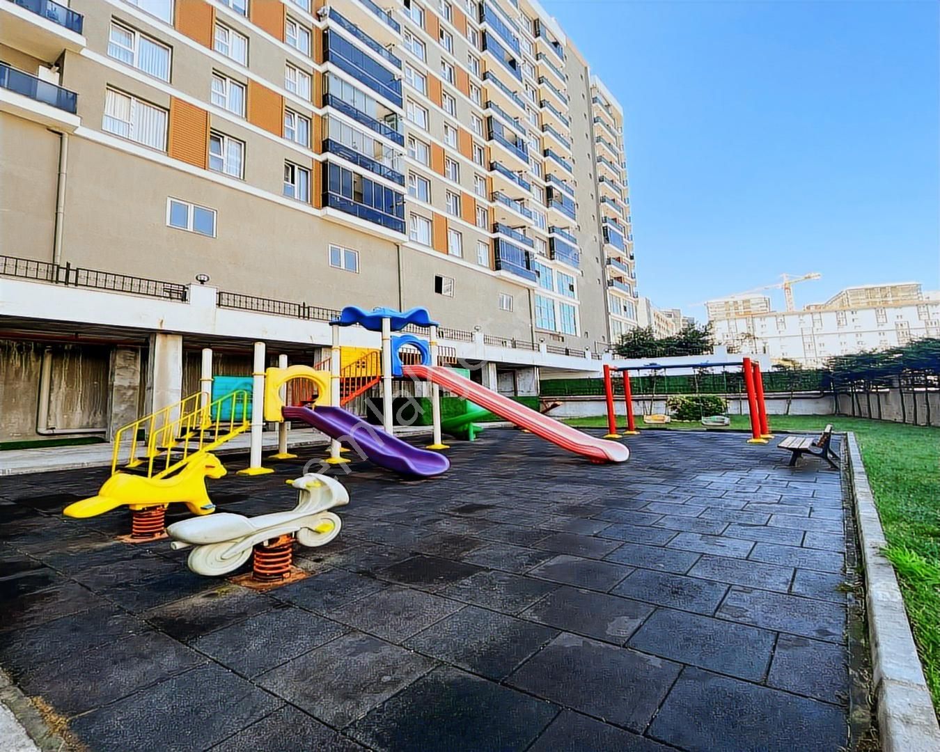 Merkezi Konumda 1+1 80 M² Modern Site İçinde Satılık Daire