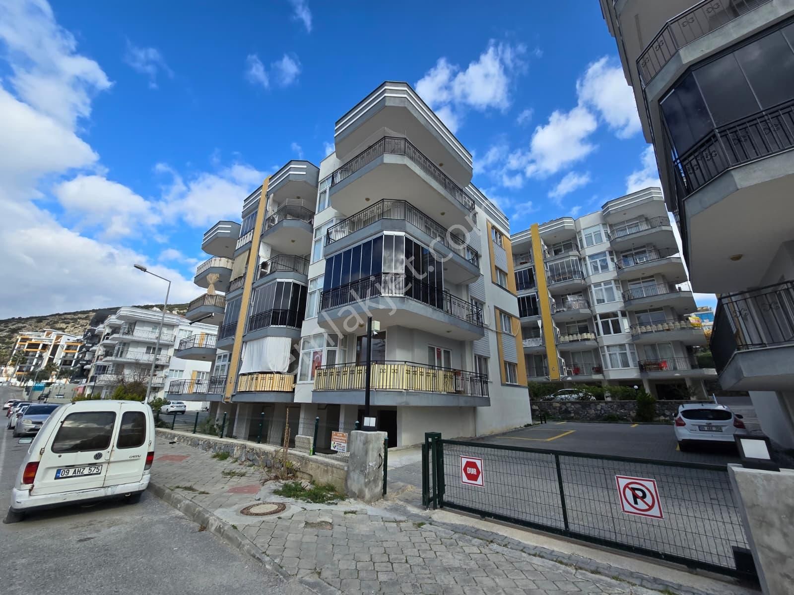 Kuşadasında Satılık- Manzara-havuz-bahçe-otopark-doğalgazlı-kapalı Mutfaklı 3+1 Fırsat Daire - Görsel 2