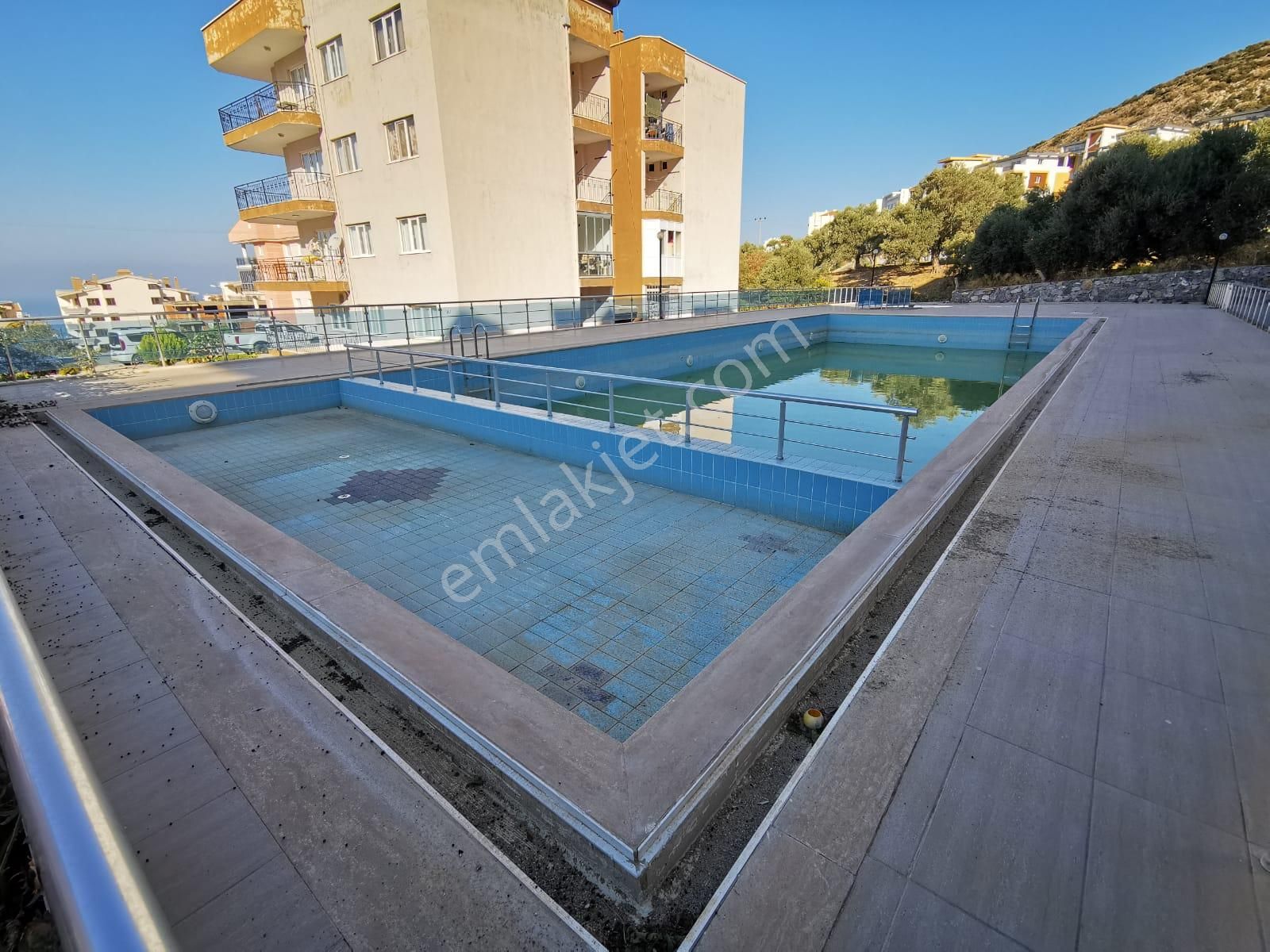 Kuşadasında Satılık- Manzara-havuz-bahçe-otopark-doğalgazlı-kapalı Mutfaklı 3+1 Fırsat Daire