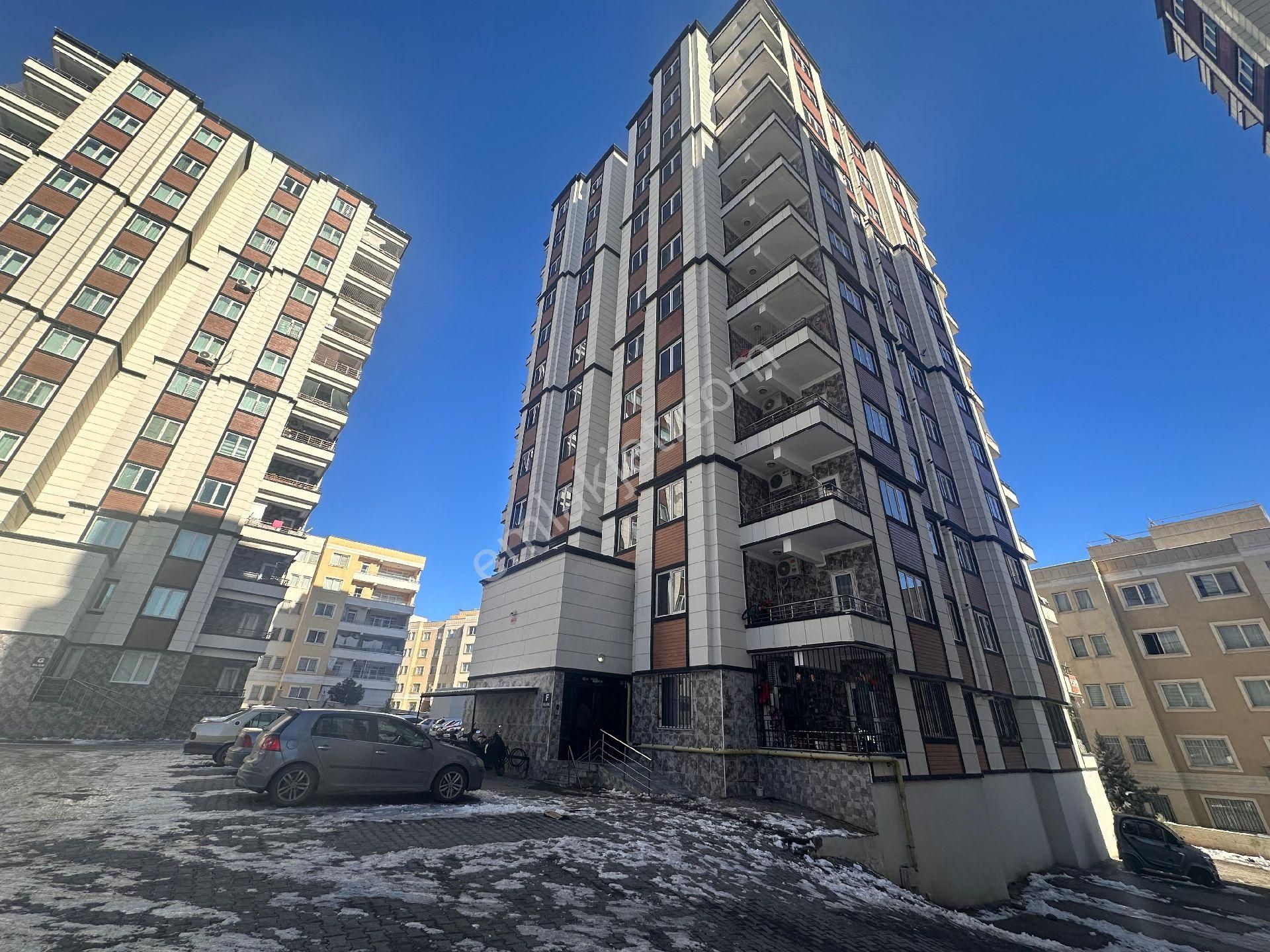 Cadde Seyrandan Satılık 2+1 Ara Kat - Görsel 3