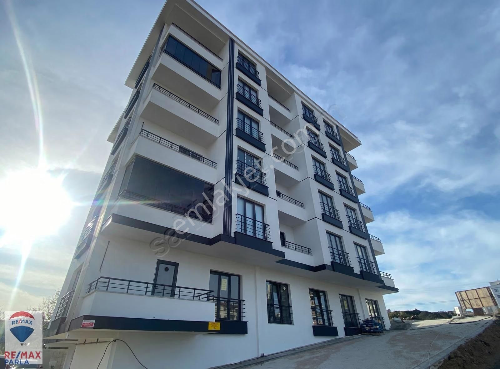 Körfez Aziz Işık Bulvarı Üzerinde Deniz Manzaralı Sıfır 1+1 - Görsel 7