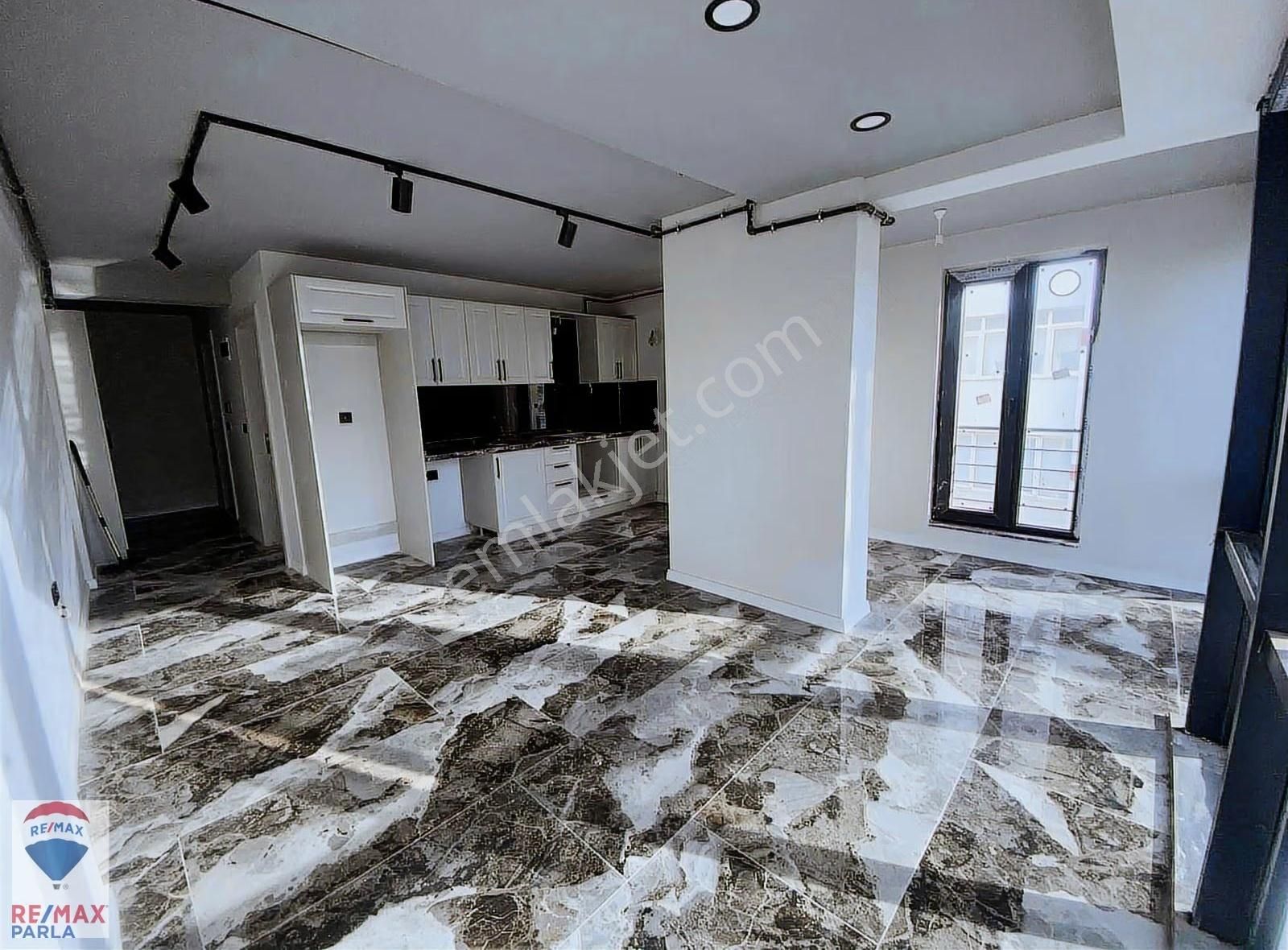 Atakum'da Anayola Cephe 1+1 Kiralık Ofis/daire-remax Ezgi Kansız