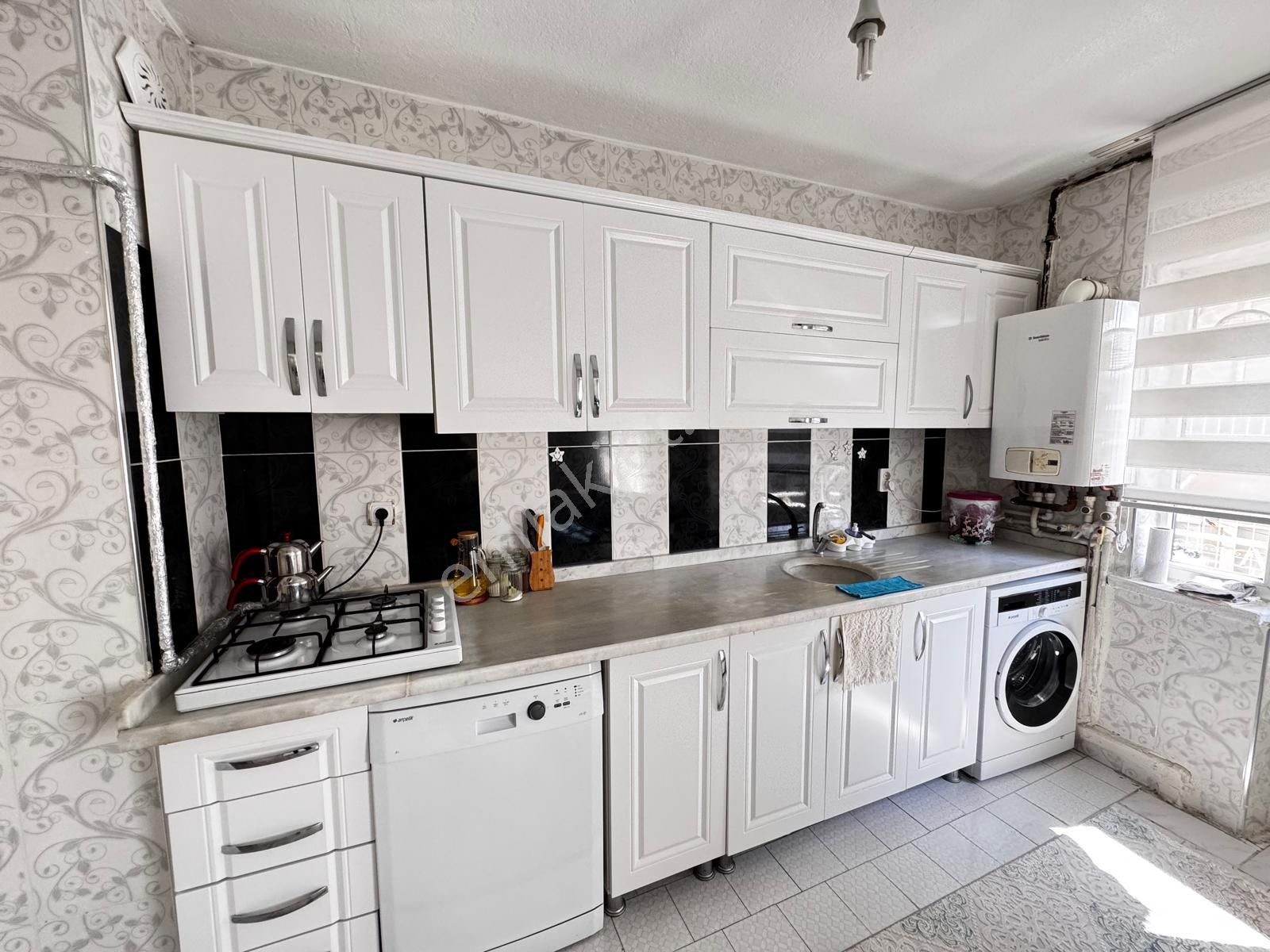 Lider Emlak'tan Örnek Mah. Masrafsız Ara Kat Satılık 3+1 Daire