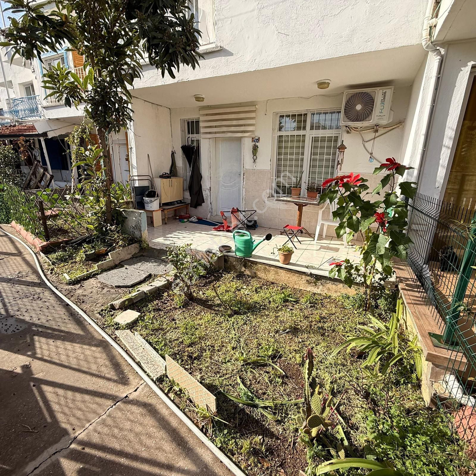 Stoptan Foça Denize Yakın 4+1 Bahçeli Tripleks Villa