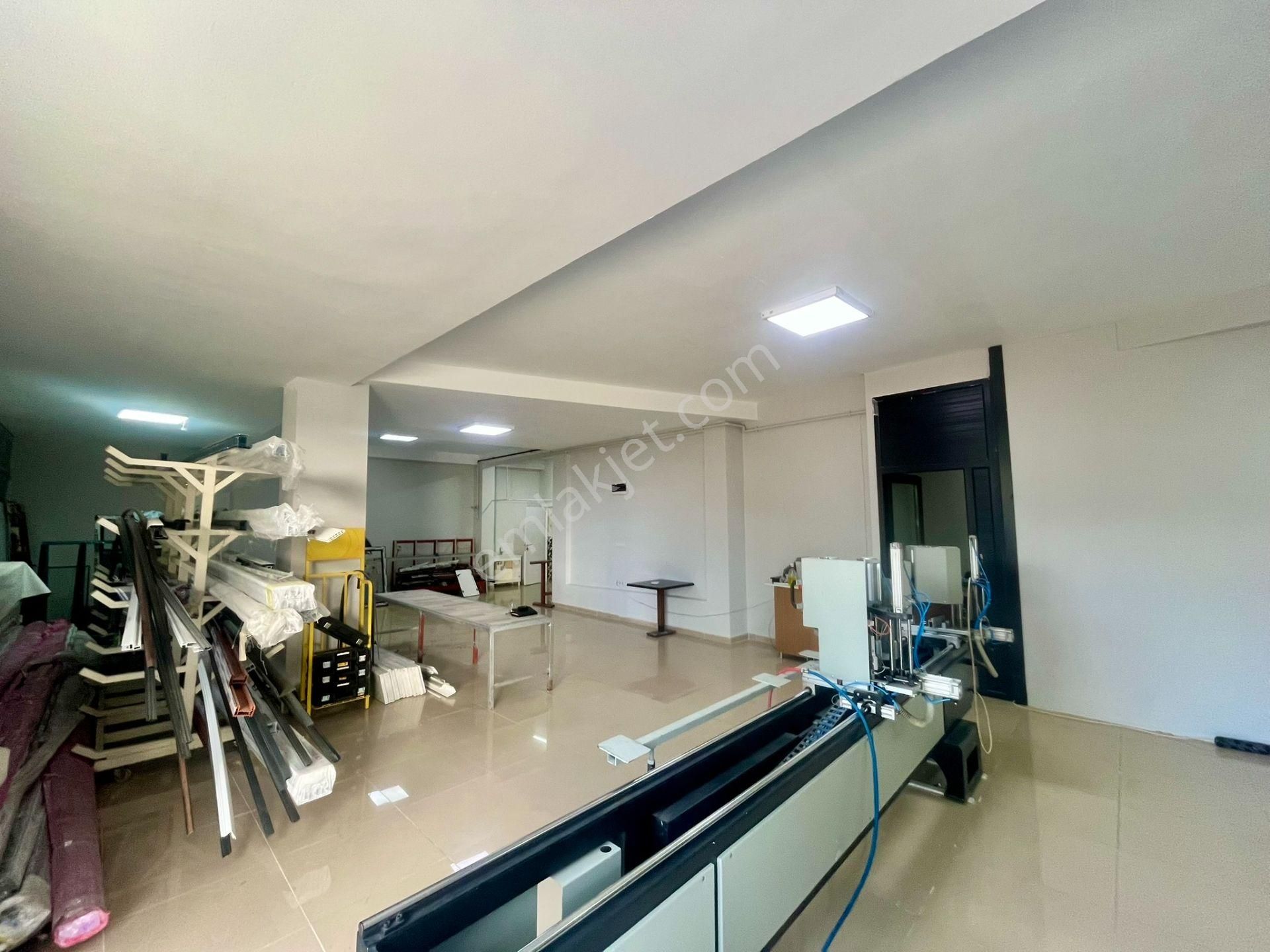 Samandıra Osmangazi Mh Satılık Depolu Yük Asansörlü 350m2 Dükkan