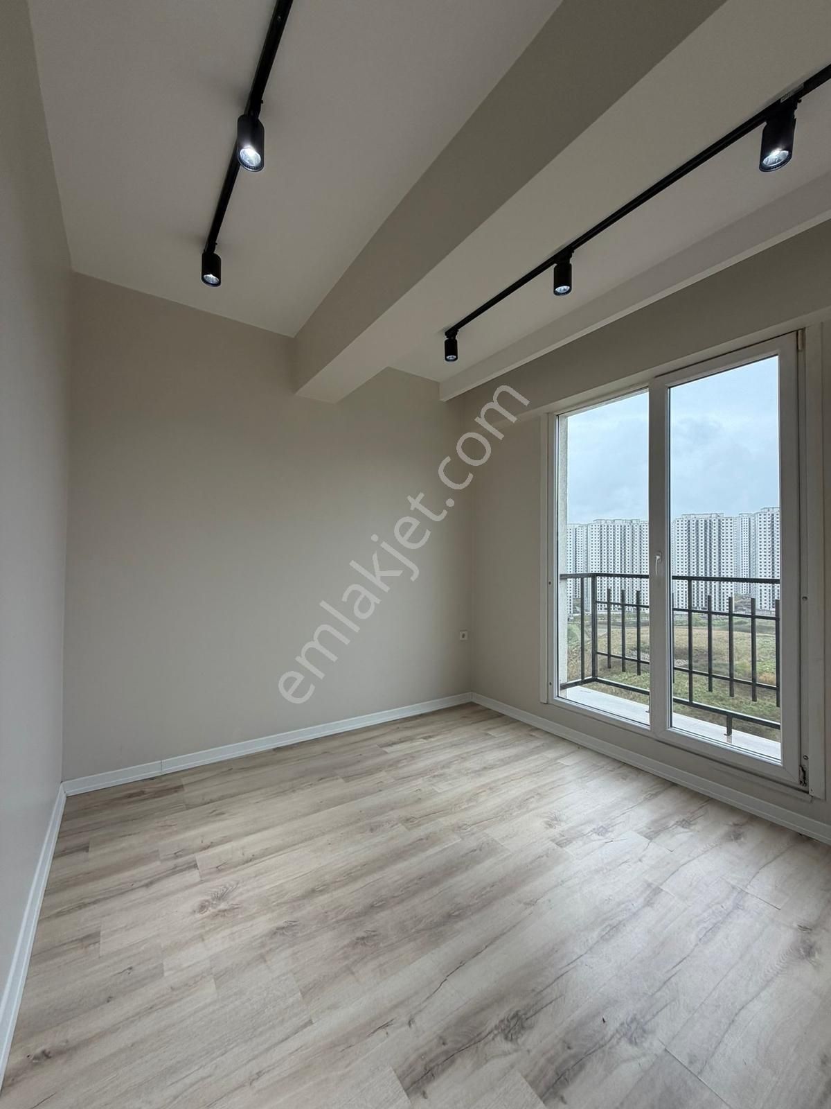 Site İçi Büyük Tip Balkonlu Köşe 1+1 Kiralık Daire - Görsel 3