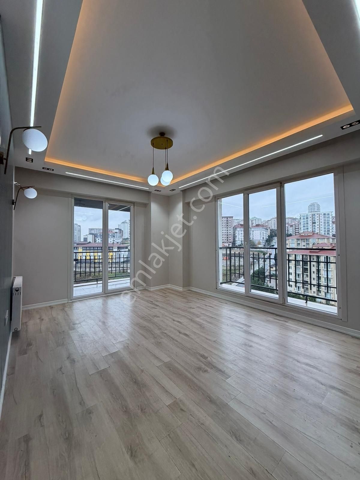 Site İçi Büyük Tip Balkonlu Köşe 1+1 Kiralık Daire