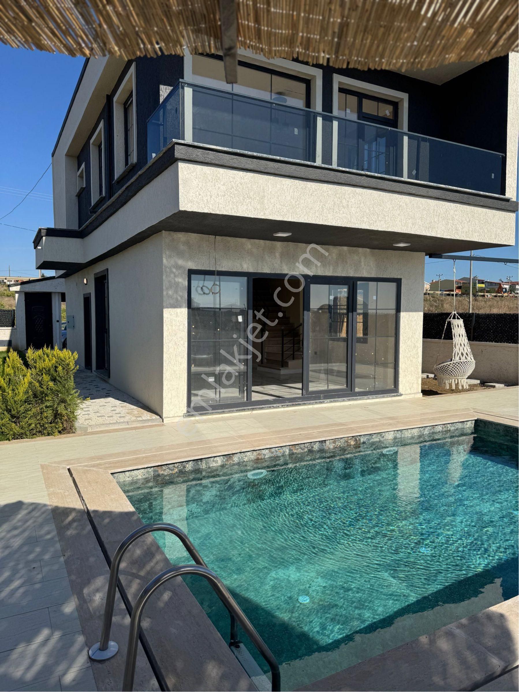 🌴 Denize Yakın Konumda, Bahçeli Ve Havuzlu 2+1 Villa | 300 M² Arsa Kanat Emlaktan Satılık Villa