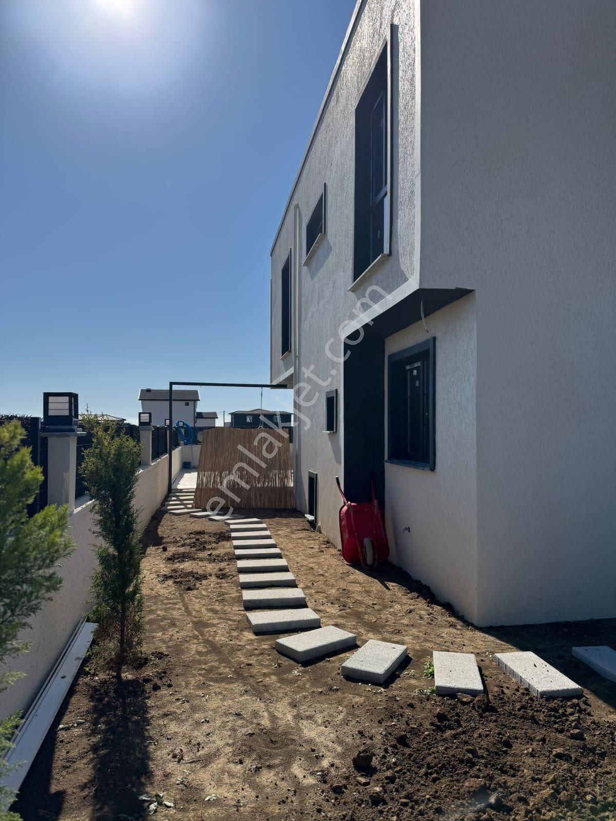 🌴 Denize Yakın Konumda, Bahçeli Ve Havuzlu 2+1 Villa | 300 M² Arsa Kanat Emlaktan Satılık Villa - Görsel 2