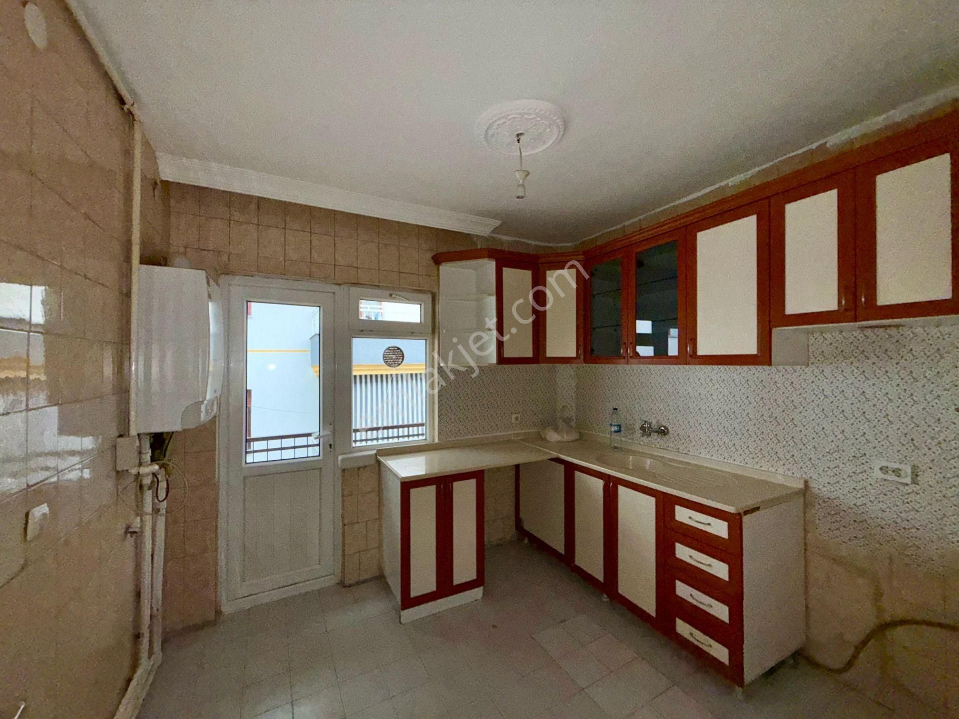 Kalecik Emlak'tan Merkez Mahallesinde Köşe Başı Güney Batı Cehe 3+1 - Görsel 3