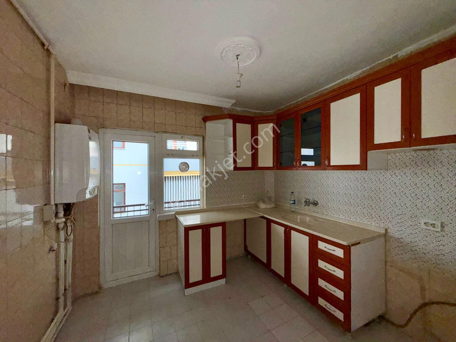 Kalecik Emlak'tan Merkez Mahallesinde Köşe Başı Güney Batı Cehe 3+1