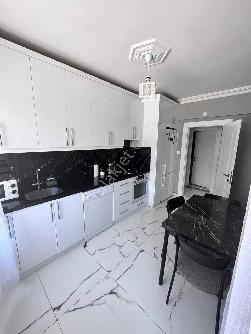 Denize 100 Mt Tamamen Tadilatlı Ful Eşyalı 3+1 Ayrı Mutfak Daire - Görsel 6