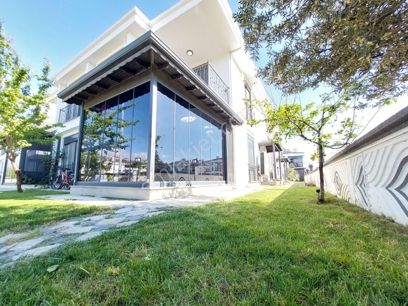 Edremit Cennetayağın'da, Yerden Isıtmalı 3+1 Lüks Villa