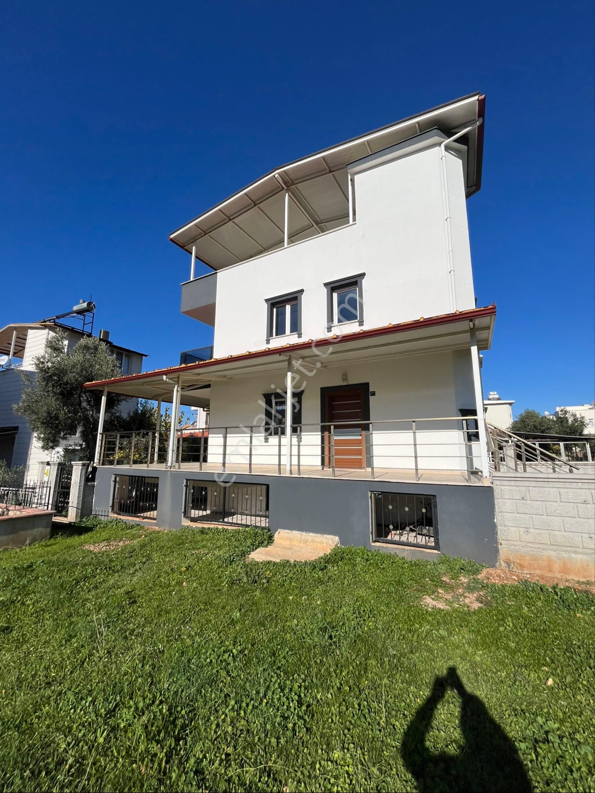 Didim Akbük Te Satılık 4+1 Bahçeli Villa