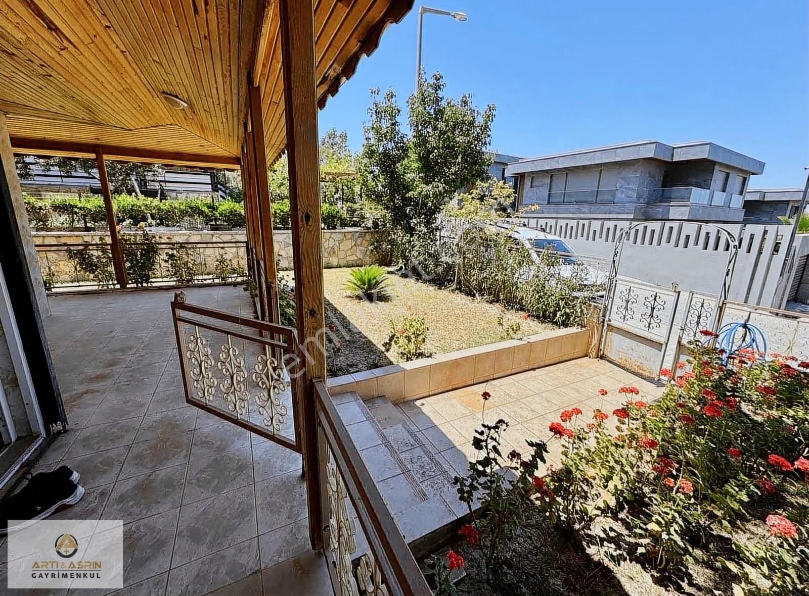 Kuşadası Kadınlar Denizi Mah Satılık Geniş Bahçeli Villa - Görsel 2