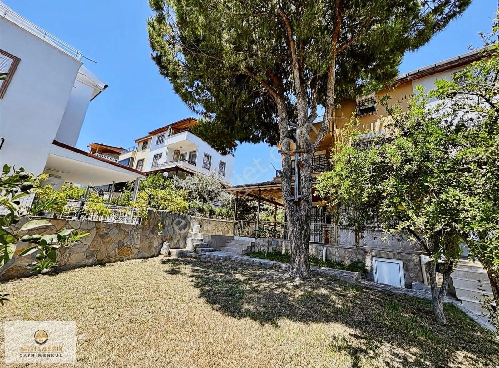 Kuşadası Kadınlar Denizi Mah Satılık Geniş Bahçeli Villa - Görsel 18