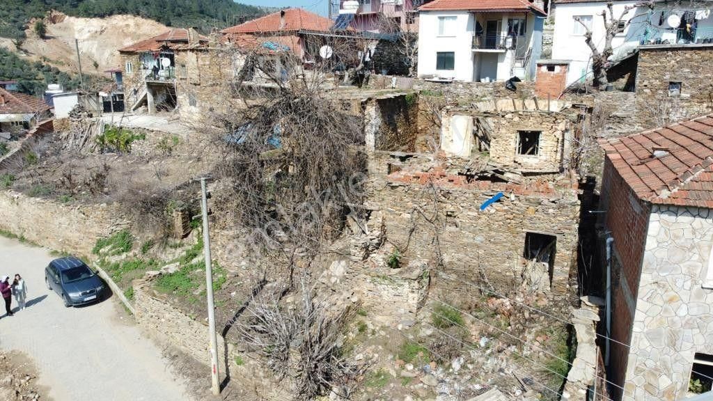 İzmir Bayındır Söğütören Satılık Taş Ev Ve Arsası