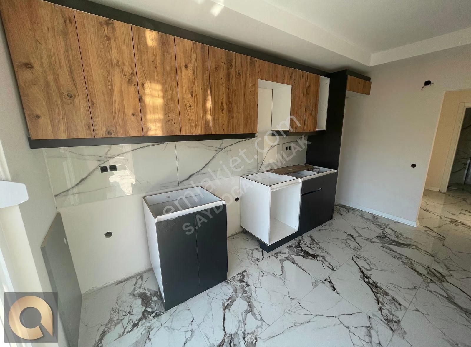 Aydoğmuş Mahallesinde 2+1 Ayrı Mutfaklı Ulaşıma Yakın Satılık