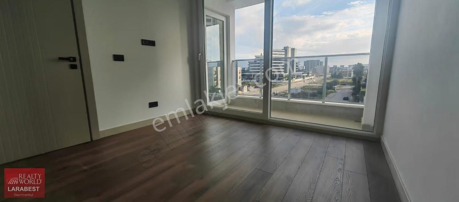 Altıntaş'ta Cadde Üzeri Marlin Port'da Teraslı Kiralık 1+1 Daire - Görsel 3