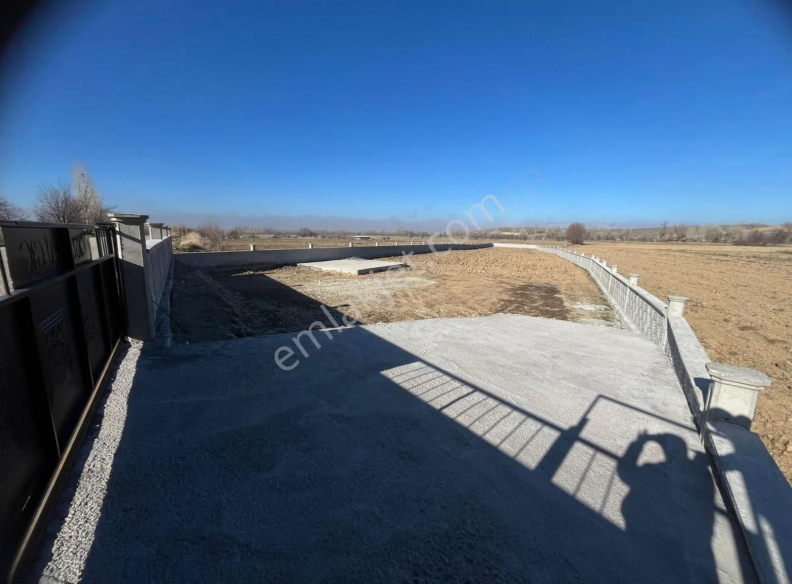 Sinanpaşa Gezlerde Satılık Tarla Etrafı Çevrili 2758m² - Görsel 4