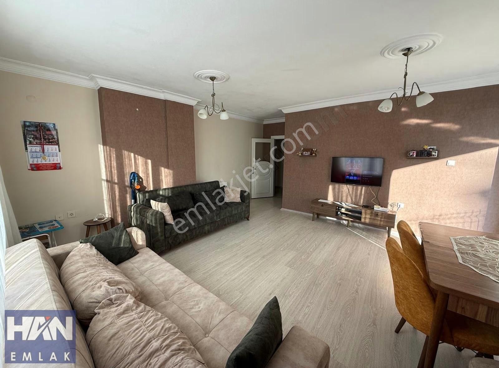 Han Emlak'tan Menderes Mahallesi 3+1d.gazlı Satılık 3+1 Daire